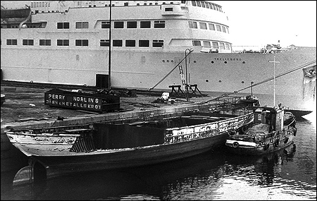 Ntar i Vrtahamnen infr skrotning 1975-03-08.