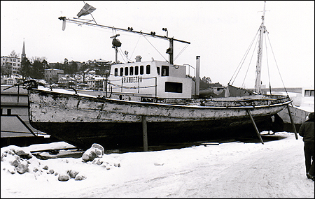 Sjbuss 1, endast skrovet kvar, vid Ekensbergs varv 1977-02-04