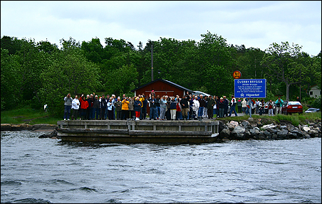 Ankomst till Överby brygga, Vindö kl. 12.20, där många mötte upp.