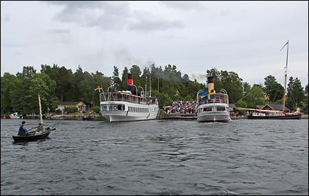 Vid Stämmarsund var båda ångarna välkomna och här spelades det upp ett litet teaterstycke om varför Blidöborna byggde sin egen ångbåt!