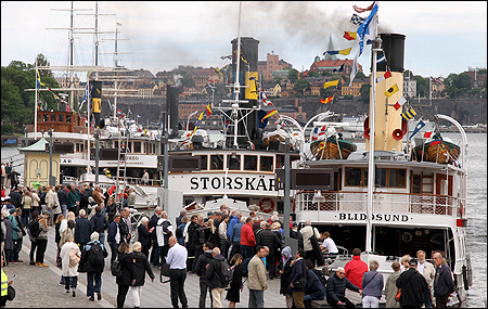 De fyra medverkande ångbåtarna inväntar avfärd mot Vaxholm.