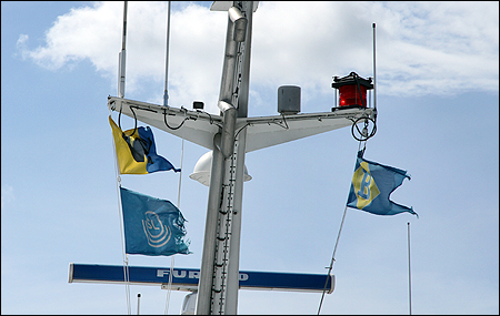 Fartygen har både Waxholmsbolagets och SL:s flagga i masten.