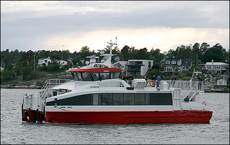 Skärgårdens nyaste båt, Syreni, möter kortegen utanför Lidingö