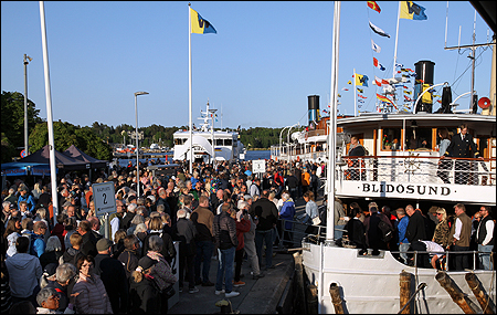 På kajen i Vaxholm möter en stor folkmassa upp båtarna