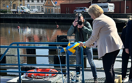 Ulrica Messing klipper av invigningsbandet.