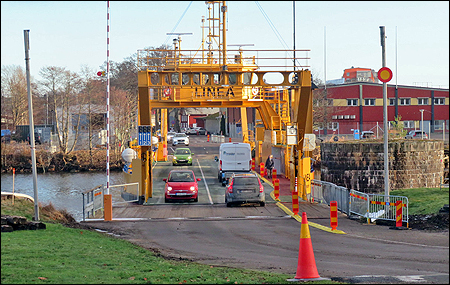 Biltrafiken k�r �ver f�rjan med ett k�rf�lt �t varje h�ll