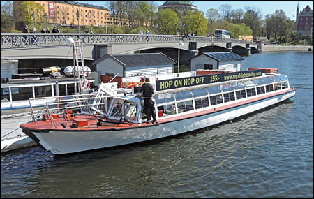 Delfin IX vid Skeppsholmsbron, Stockholm 2014-04-22
