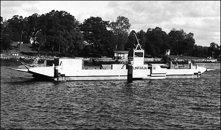 Frja 62/307 under bogsering vid Karlsudd, Vaxholm 1990-08-26