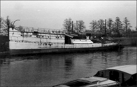 Örebro II vid skrotning i Skebäcks hamn, Örebro 1956