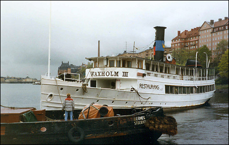 Waxholm III bogseras frn Mlarvarvet, Stockholm 1991