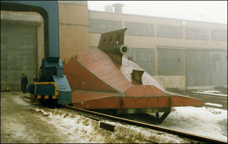 Sol�gas aktersektion utanf�r varvshallen, Finnboda varv, Nacka 1978-03-04