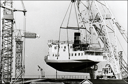 Vindga i armarna p Lodbrok under sjsttning vid Finnboda varv 1978-04-03